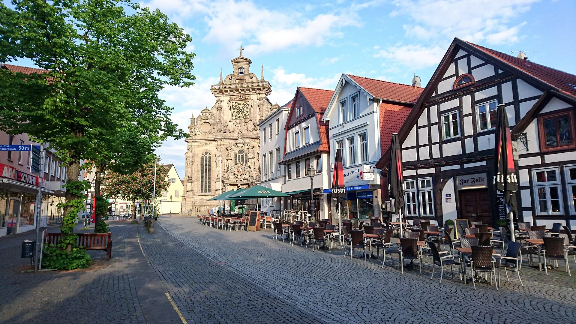 Bückeburg - Fußgängerzone Bückeburg mit Blick zur Stadtkirche.