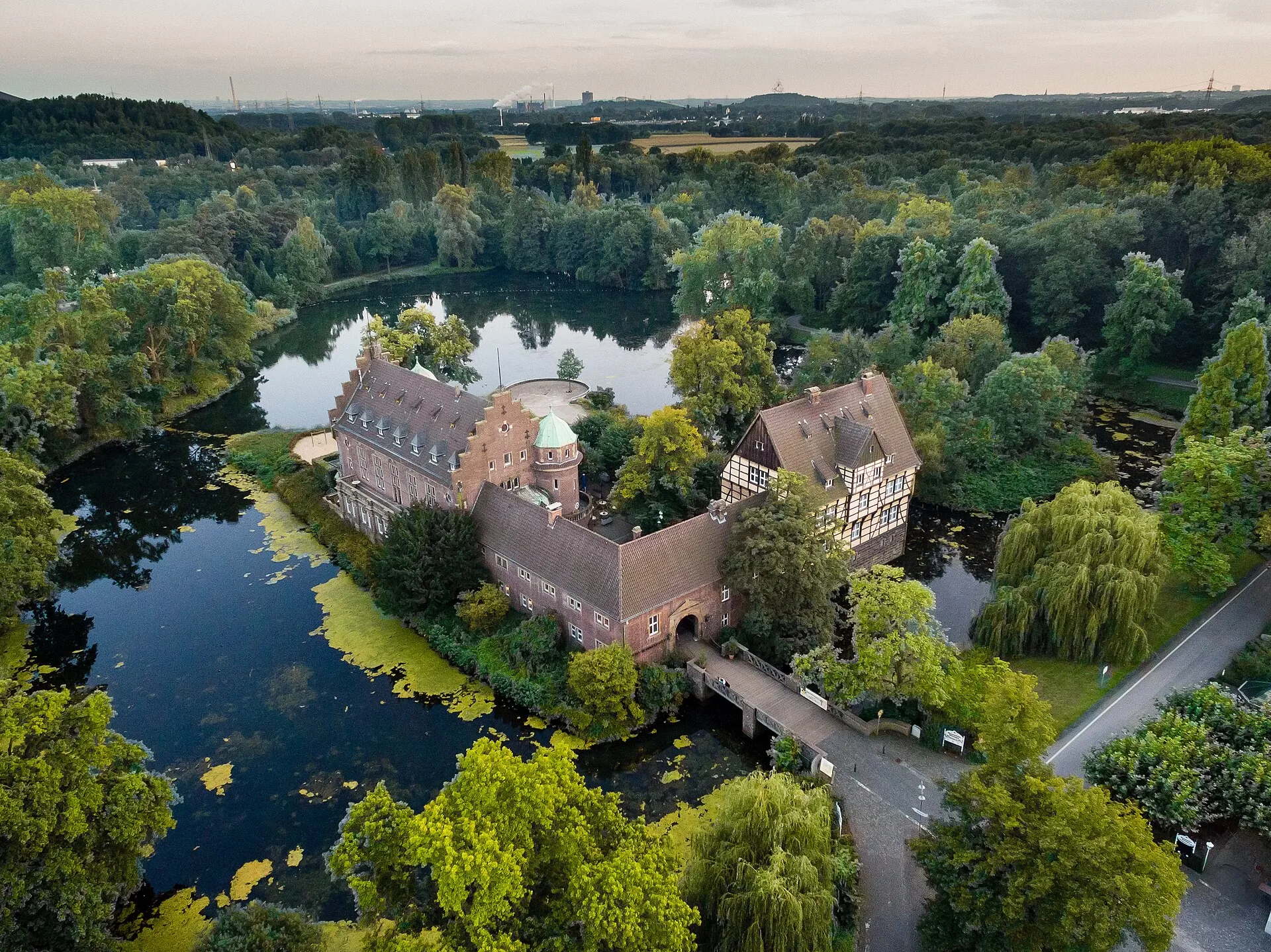 Gladbeck - Luftaufnahme des Wasserschlosses Wittringen in der Stadt Gladbeck.