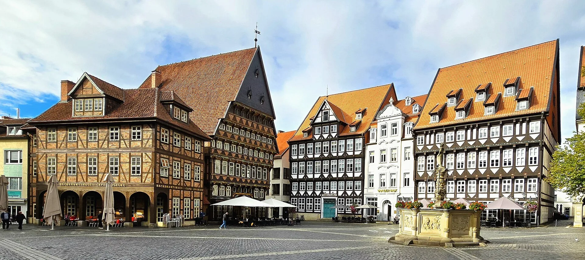 Hildesheim - Hildesheim, Marktplatz mit Knochenhaueramtshaus und Rolandbrunnen