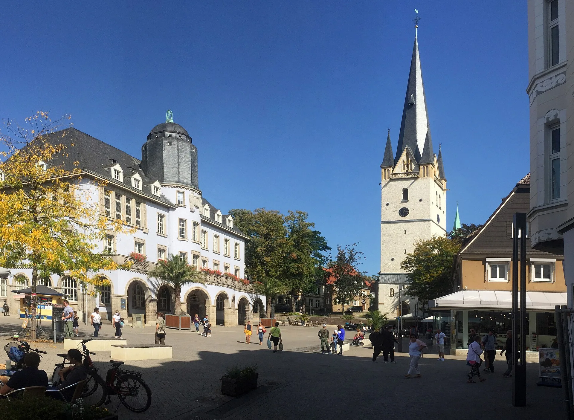 Menden - Blick auf den Marktplatz von Menden mit altem Rathaus und der Kirche St.Vincenz