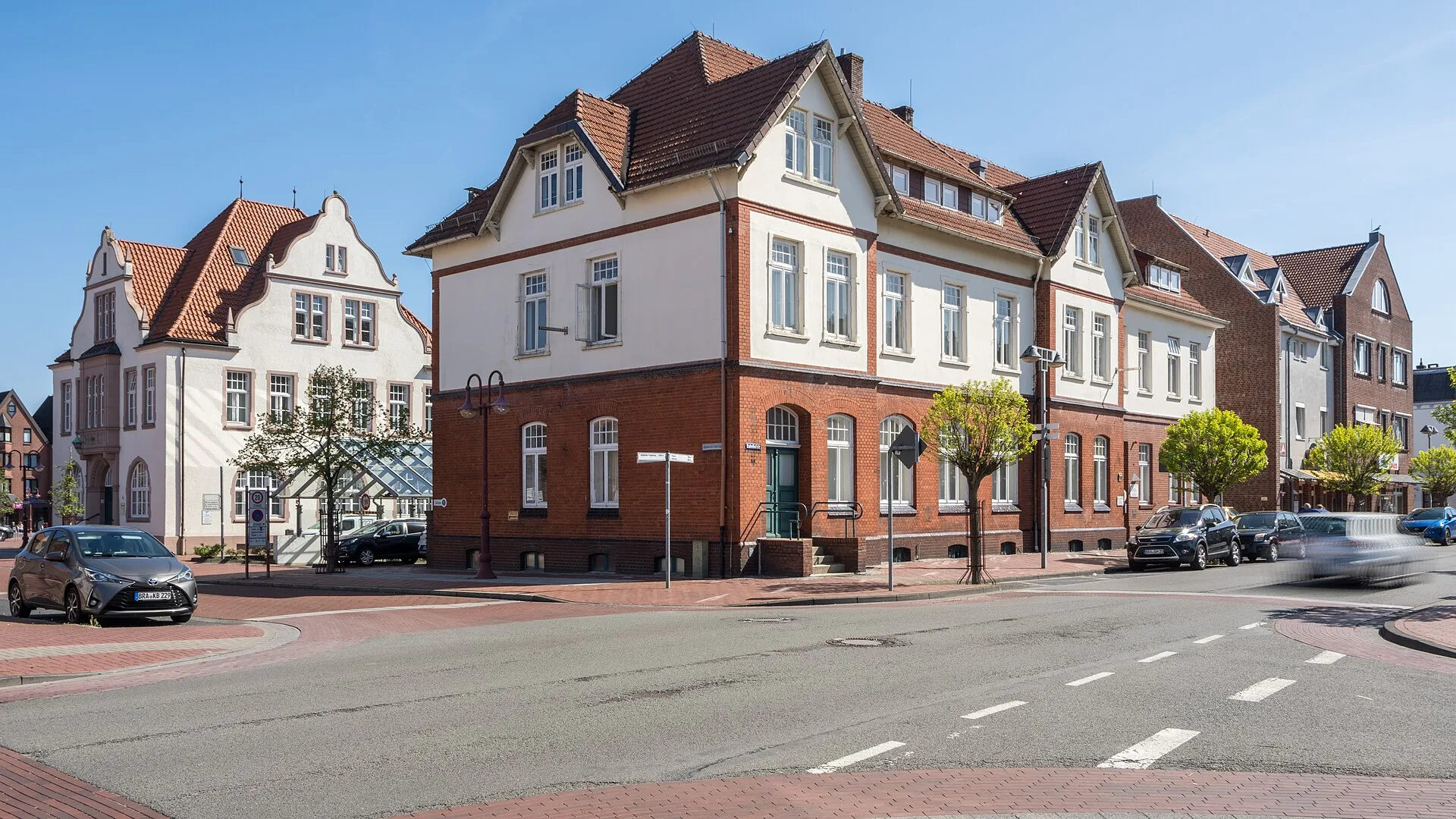 Nordenham - Nordenham: Altes Rathaus (li.) und ehemaliges Postgebäude Bahnhofstr. 32