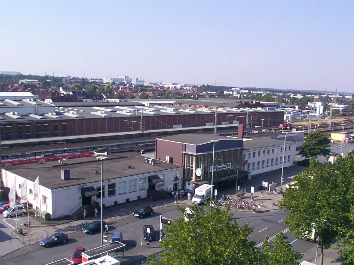 Paderborn - Paderborn Hauptbahnhof, fotografiert von der gegenüberliegenden Agentur für Arbeit aus