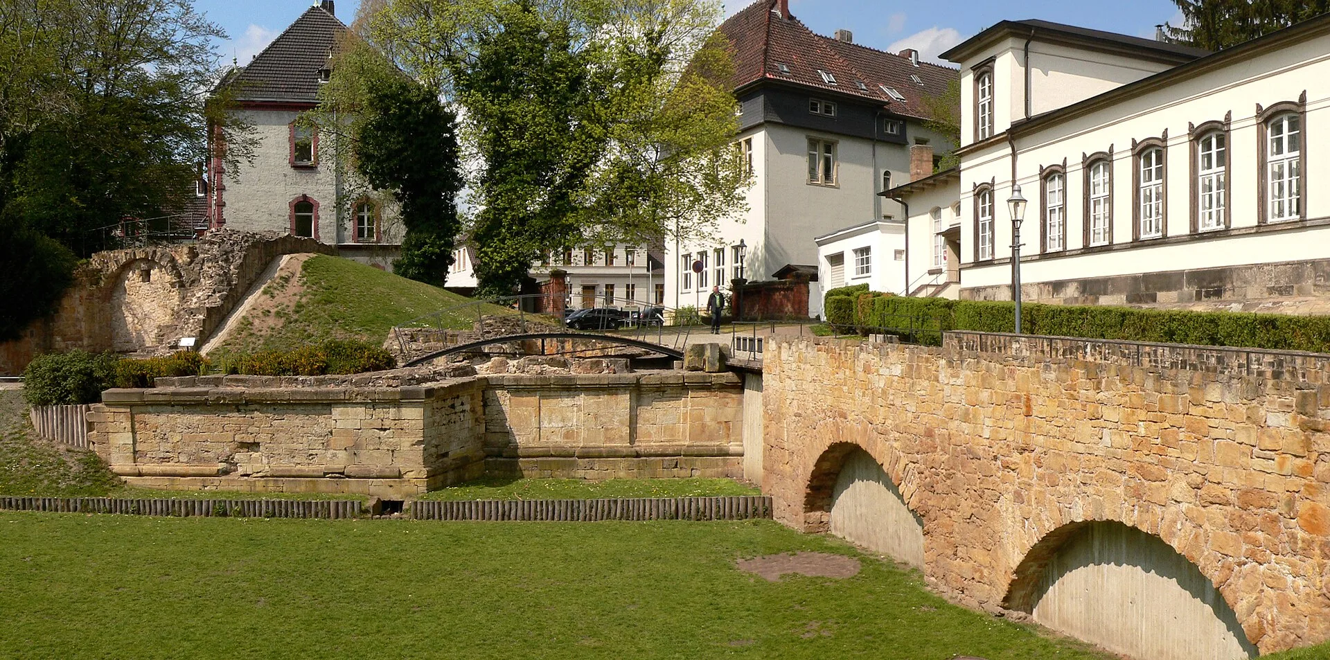 Peine - Schlossberg Peine mit dem früheren Wassergraben der Burg bzw. Festung mit Kasematte, Eskarpemauer und Brücke
