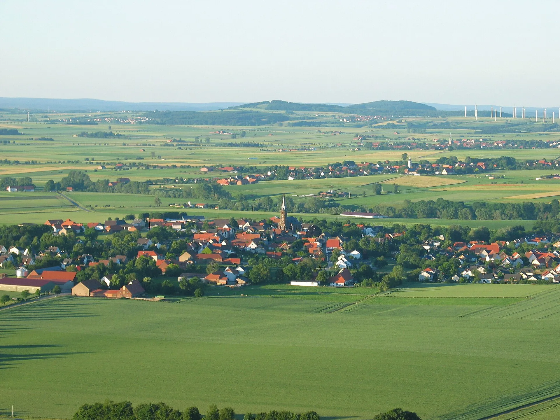 Warburg - Sicht auf die Warburger Börde von der Ruine Desenberg aus. Dörfer (von vorne nach hinten): Daseburg, Rösebeck, Körbecke