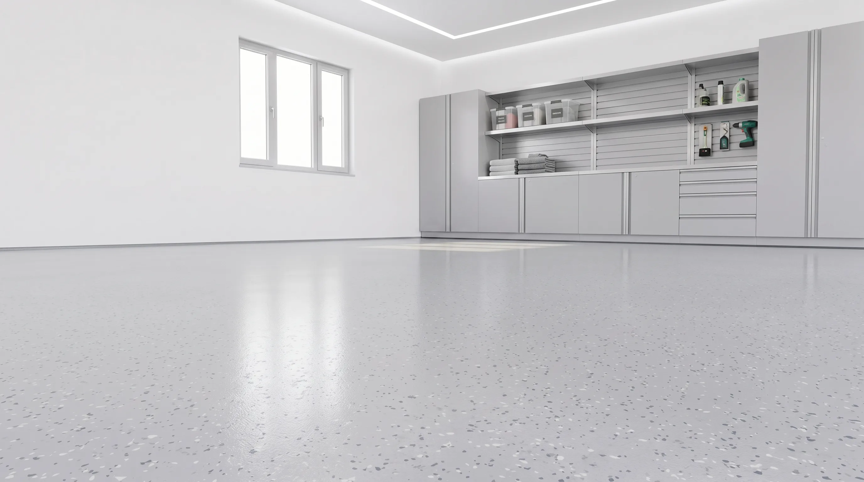 Moderner Epoxidharz Boden in einer Garage, glänzende Oberfläche und helle Wände