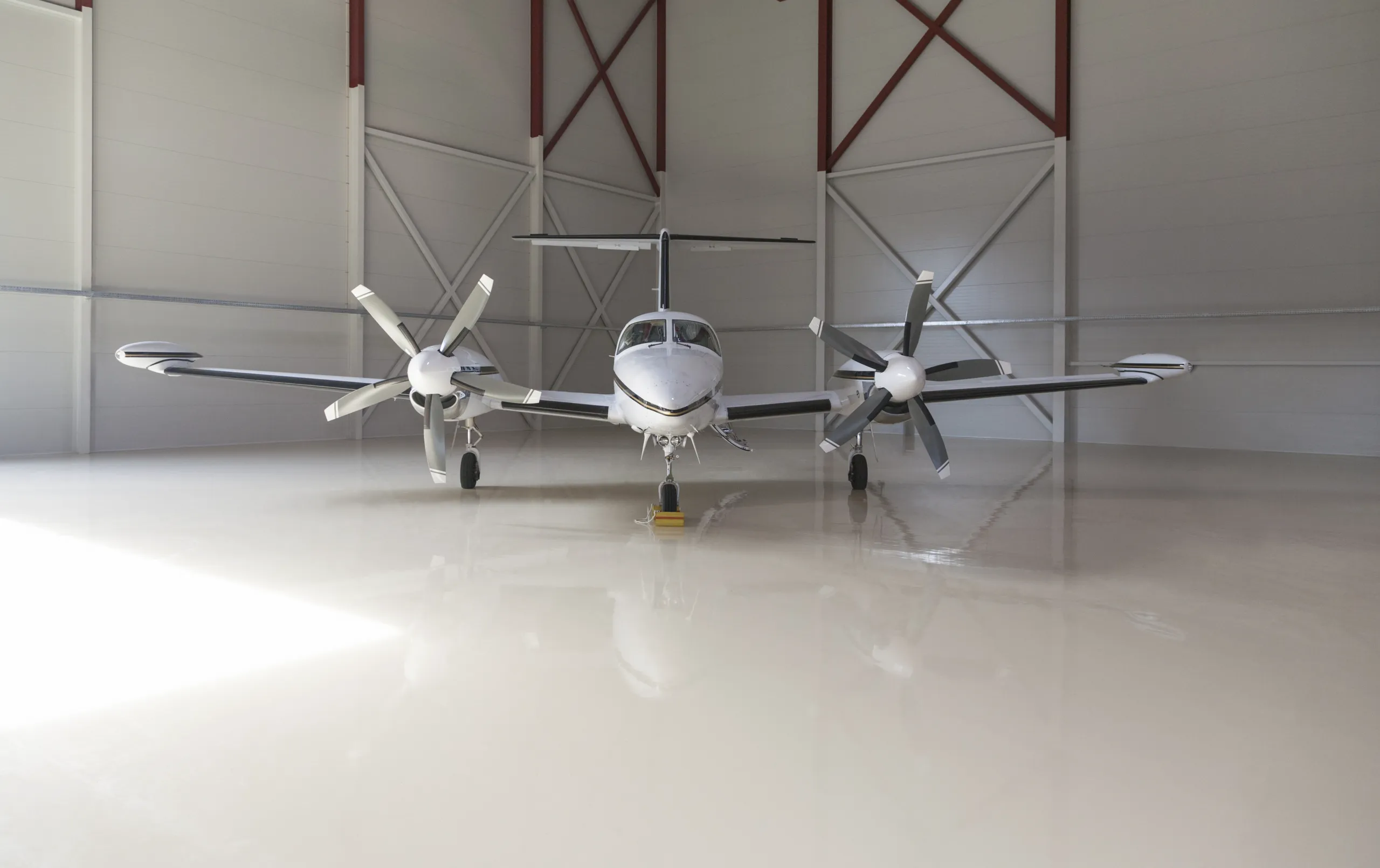 Epoxidharzboden in einer modernen Halle mit Flugzeug