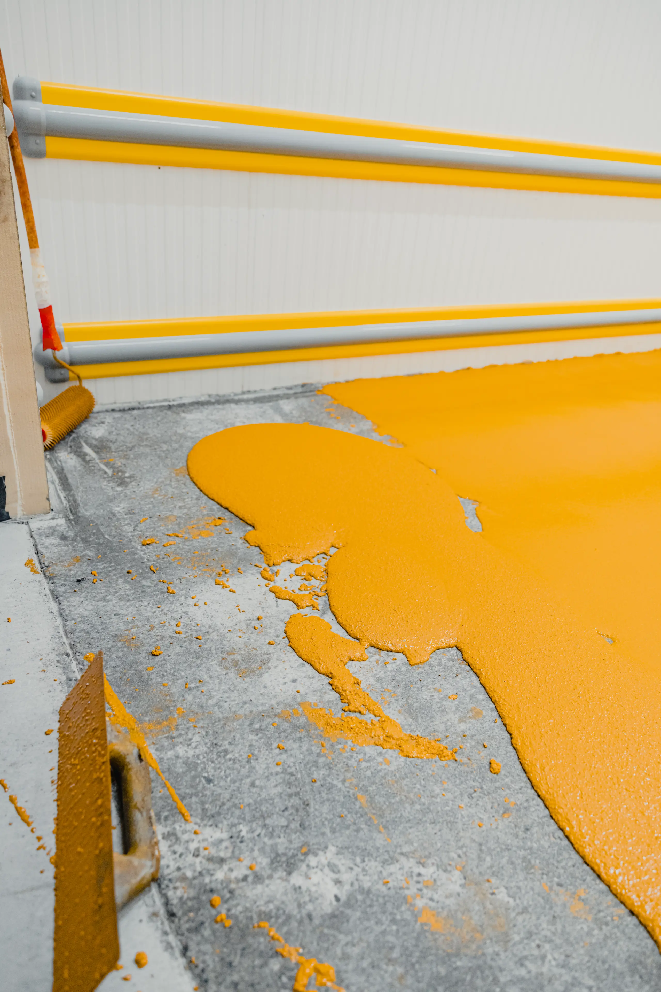 Epoxidharz Beschichtung in orange auf einem Garagenboden in der Anwendung