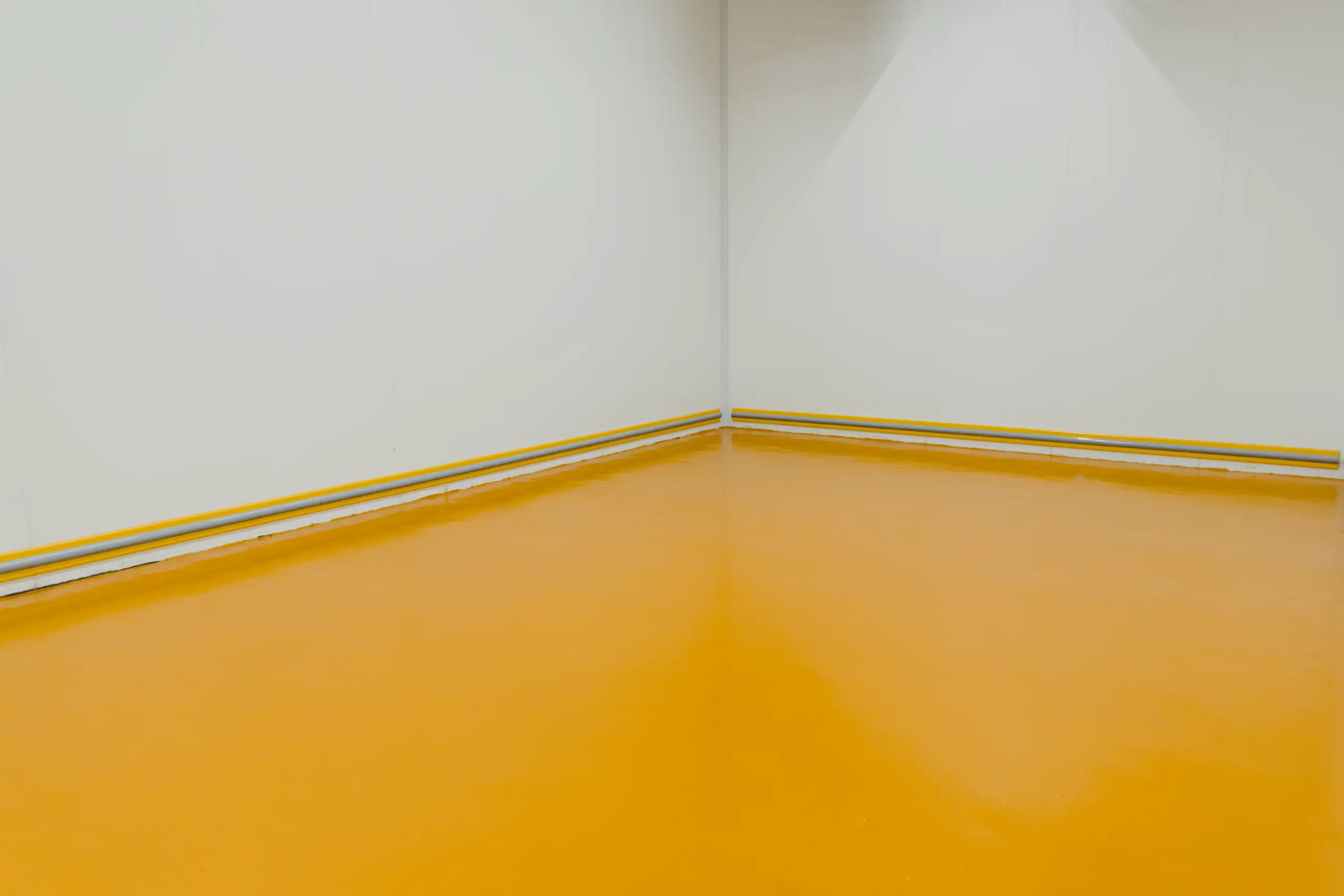 glänzender Epoxidharzboden in lebhaftem Orange, ideal für Industriebereiche
