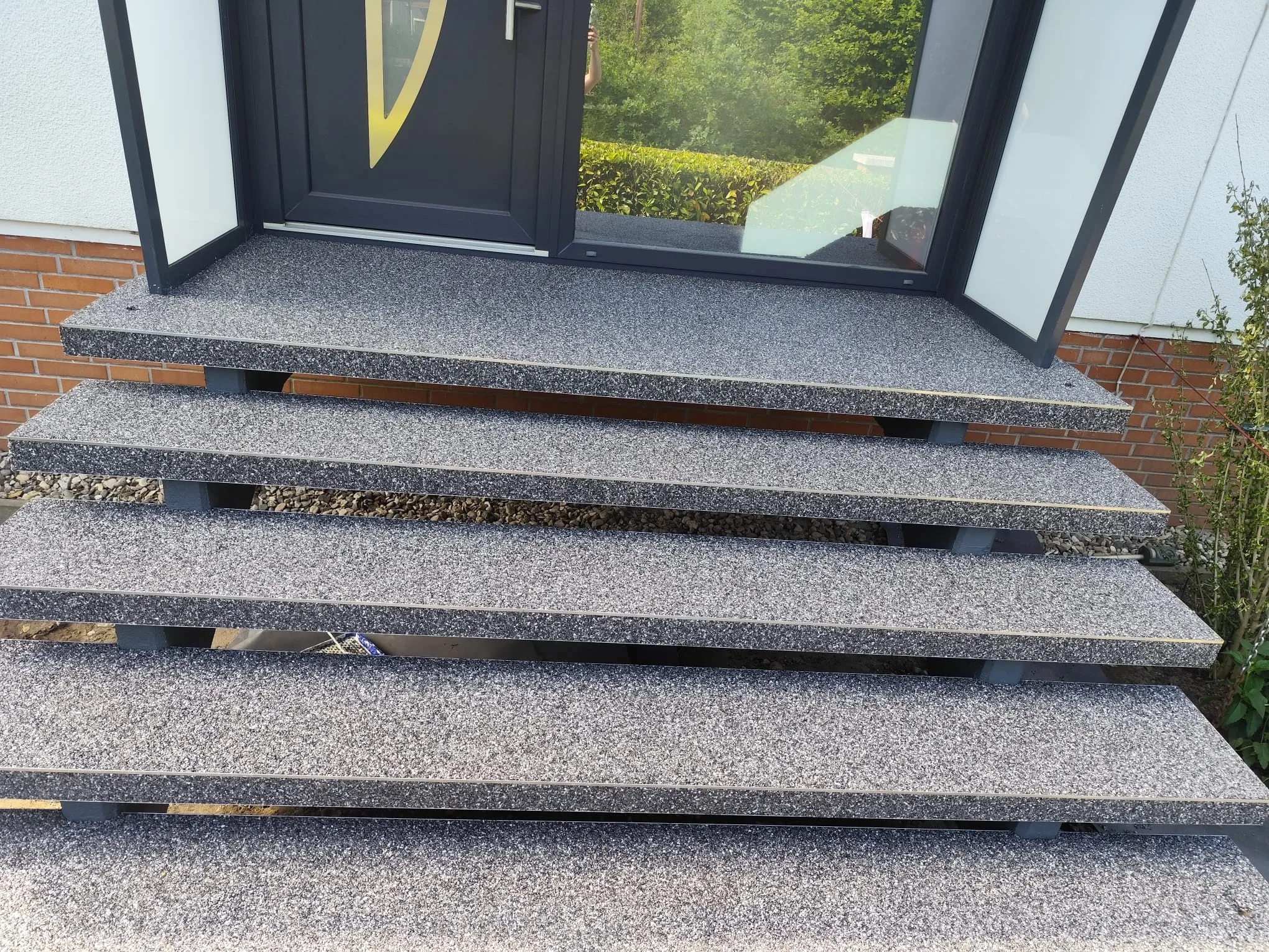 Steinteppich Treppe zu einem Eingang, rutschfeste, dekorative Oberfläche