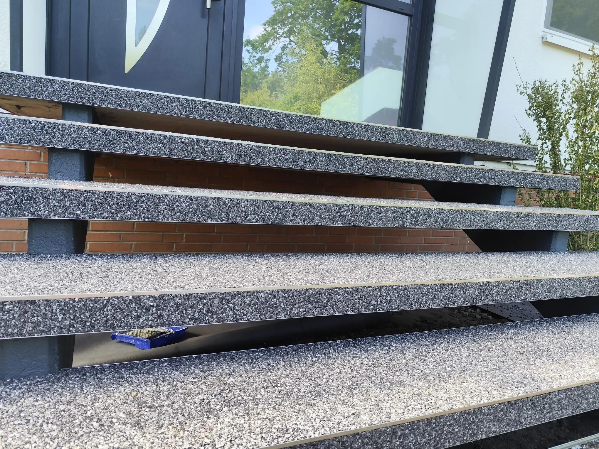 Steinteppich Treppe aus hochwertigen Materialien in einer modernen Umgebung